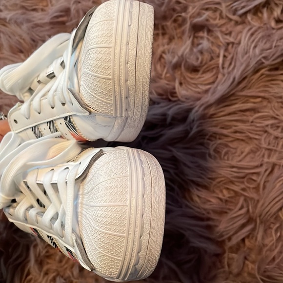 Very good cond kids size 6 fits as 7 1/2 womens Addidas superstar design shoes - Picture 4 of 8